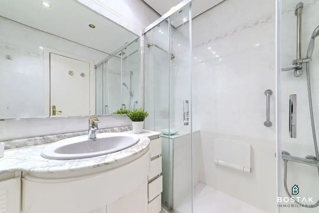 Badezimmer von Wohnung zum Verkauf in Bilbao  mit Heizung, Terrasse und Möbliert