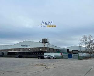 Vista exterior de Nau industrial en venda en Aldeamayor de San Martín