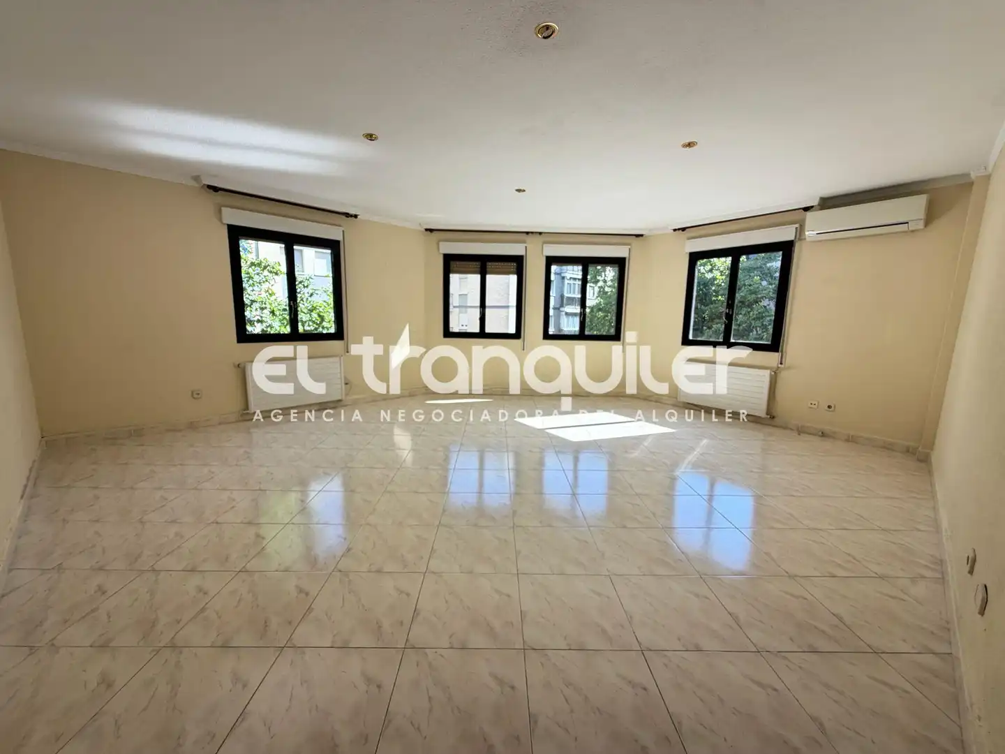 Sala d'estar de Pis de lloguer en Alcorcón amb Aire condicionat, Traster i Rentadora