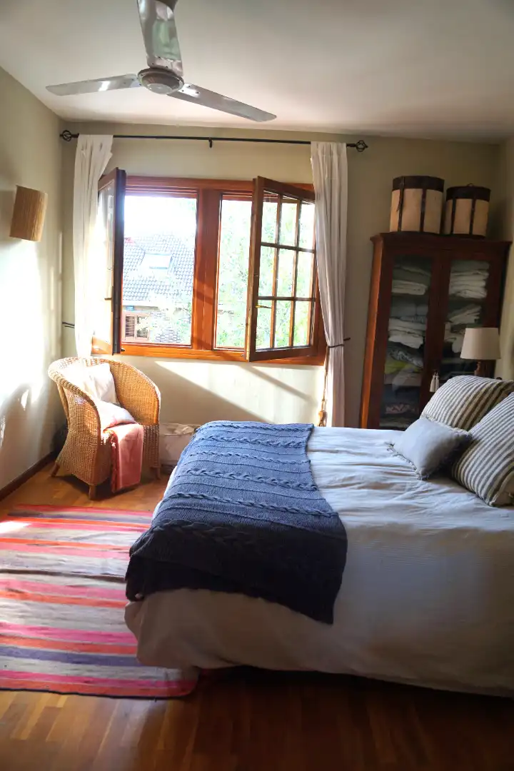 Schlafzimmer von Einfamilien-Reihenhaus zum Verkauf in Badalona mit Klimaanlage, Heizung und Privatgarten