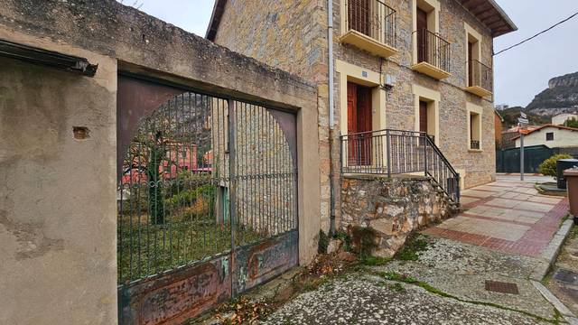 Casa-chalet en Venta en Calle Rda. en Oña