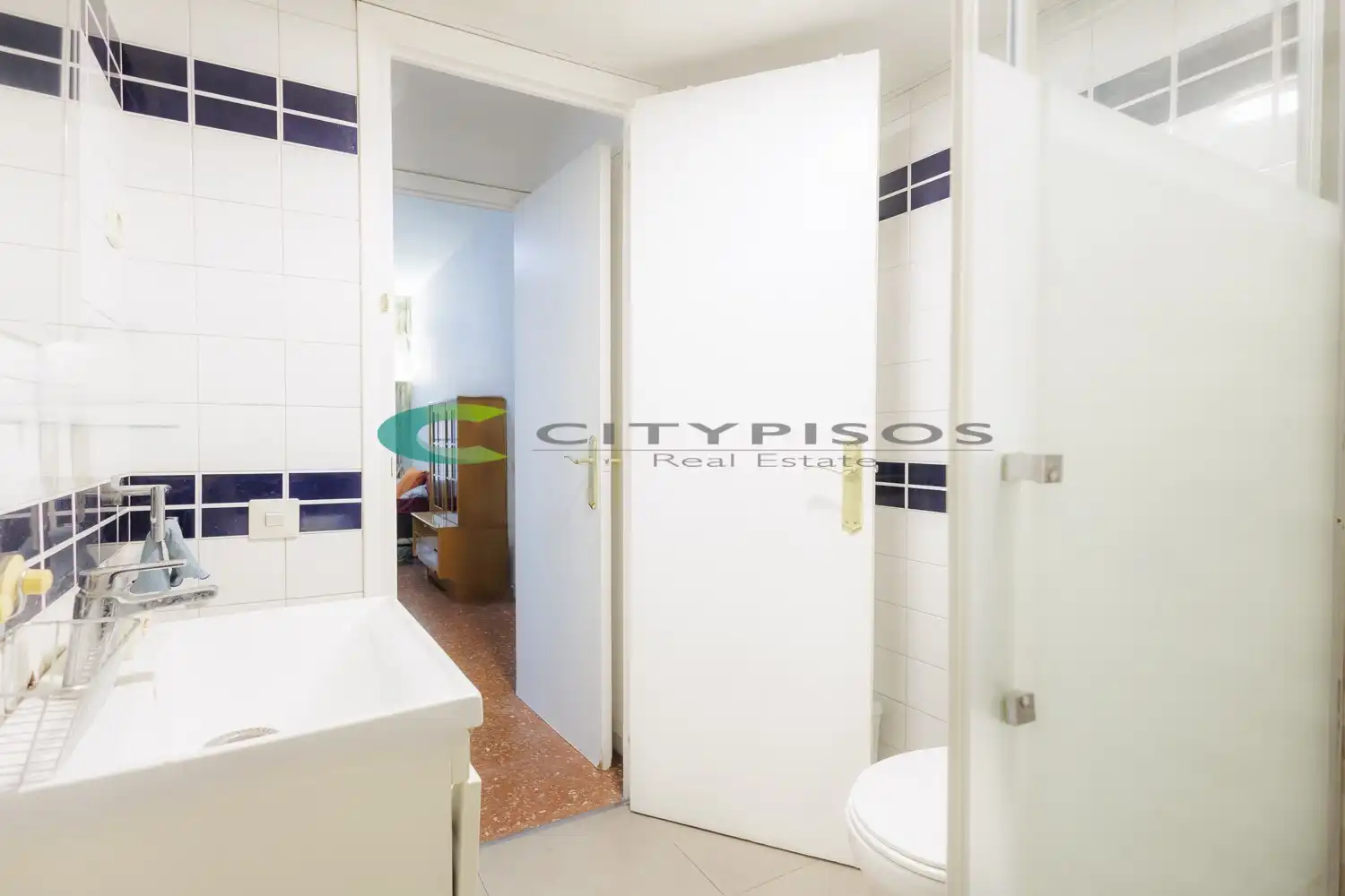 Bathroom of Flat for sale in Barcelona  with Heating, Oven and Balcony