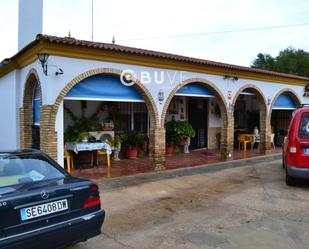 Vista exterior de Casa o xalet en venda en Sanlúcar la Mayor amb Aire condicionat, Terrassa i Traster