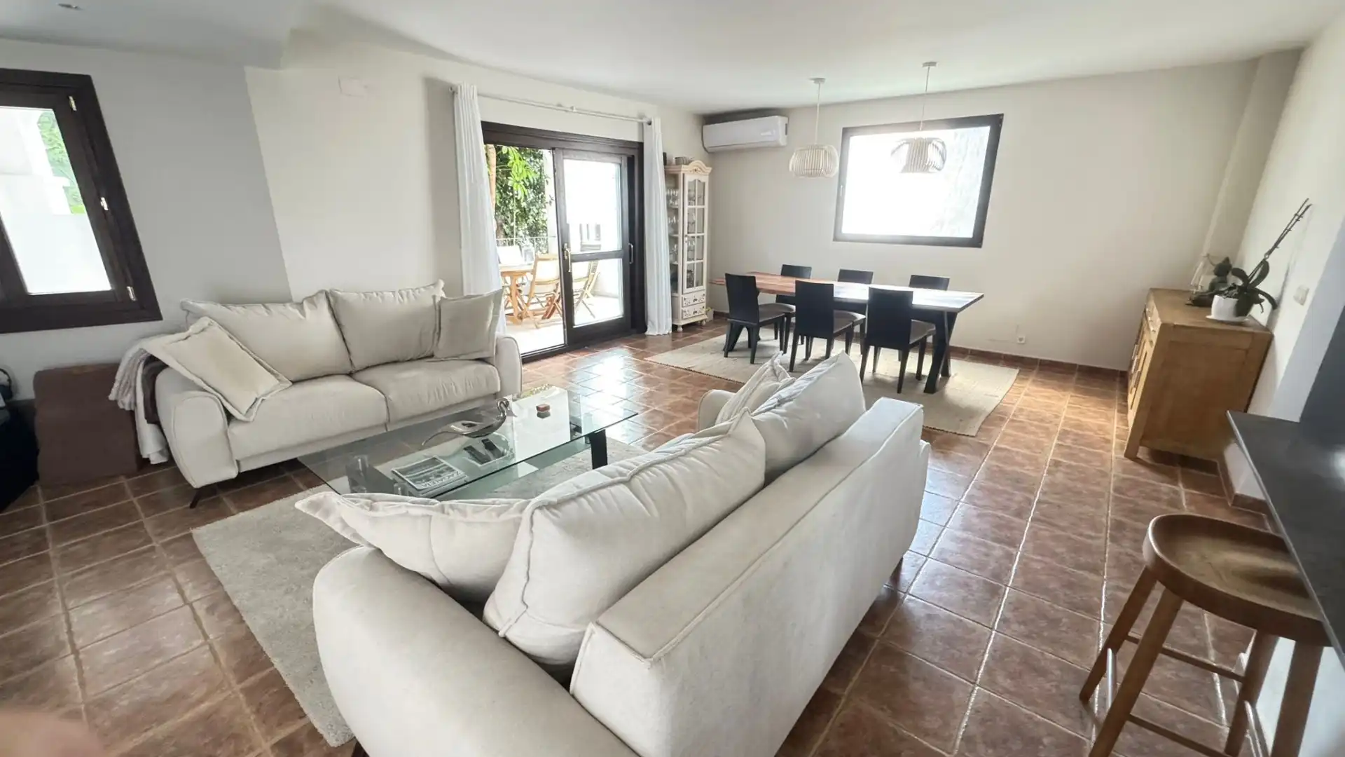 Sala d'estar de Casa adosada en venda en Estepona amb Aire condicionat, Calefacció i Terrassa