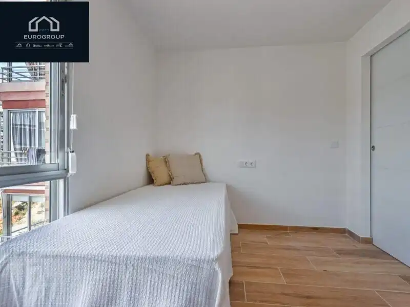 Habitación de Apartamento de alquiler en Benidorm con Calefacción, Jardín privado y Amueblado