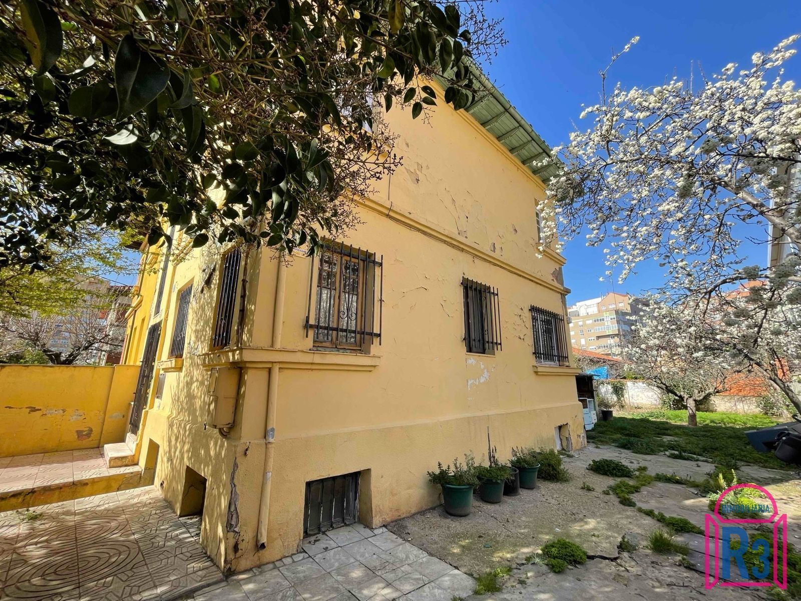 Exterior view of Single-family semi-detached for sale in León Capital 