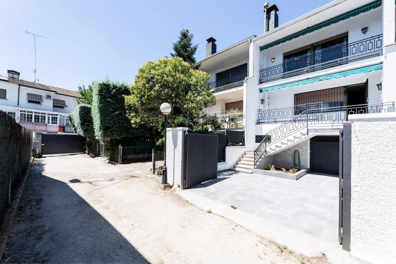 Vista exterior de Casa adosada en venda en Torrelodones amb Calefacció i Alarma