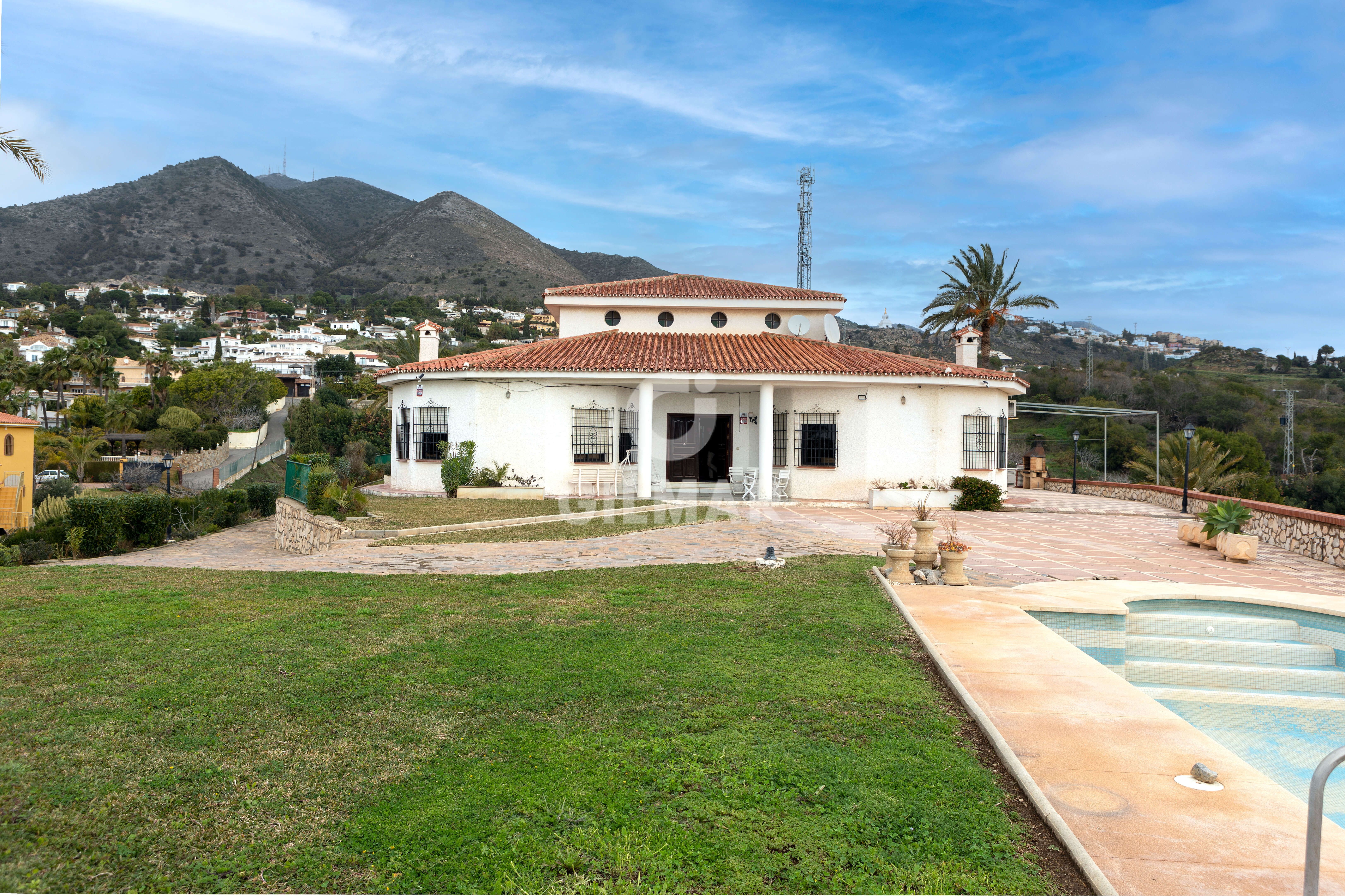 Vista exterior de Casa o xalet en venda en Benalmádena amb Piscina