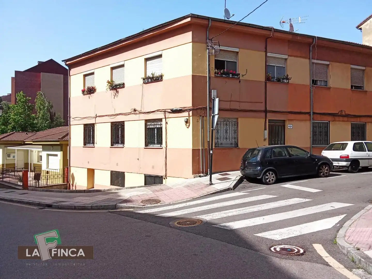 Außenansicht von Wohnung zum Verkauf in Oviedo  mit Abstellraum