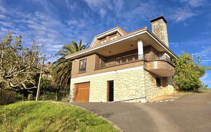 Vista exterior de Casa o xalet en venda en Camargo amb Calefacció, Jardí privat i Terrassa