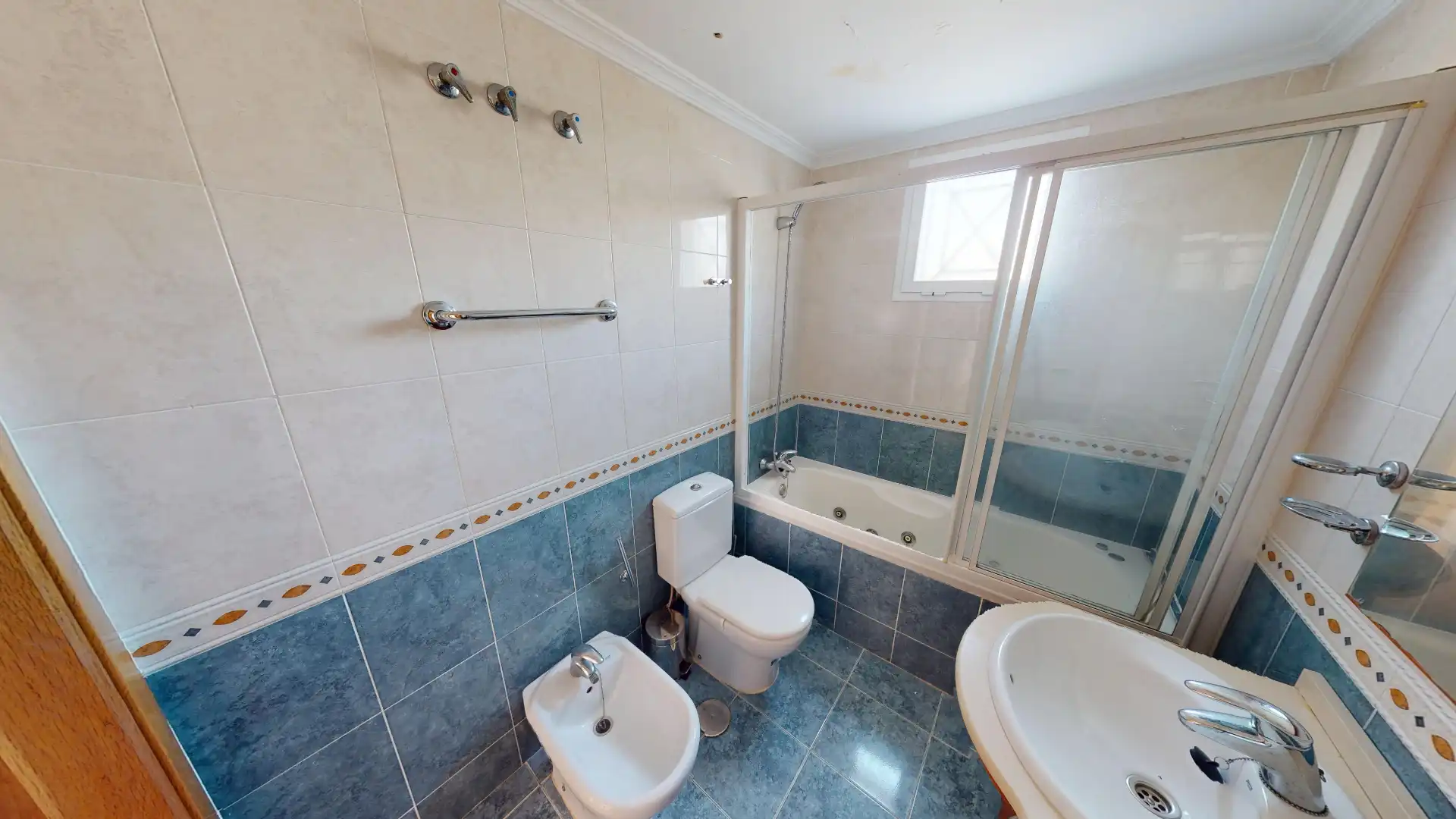 Bathroom of Flat for sale in Torrevieja  with Air Conditioner, Terrace and Community pool
