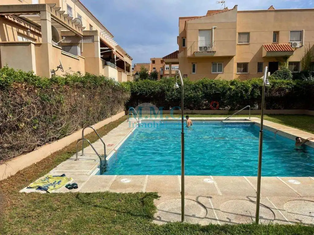 Piscina de Pis en venda en Roquetas de Mar amb Aire condicionat, Terrassa i Moblat