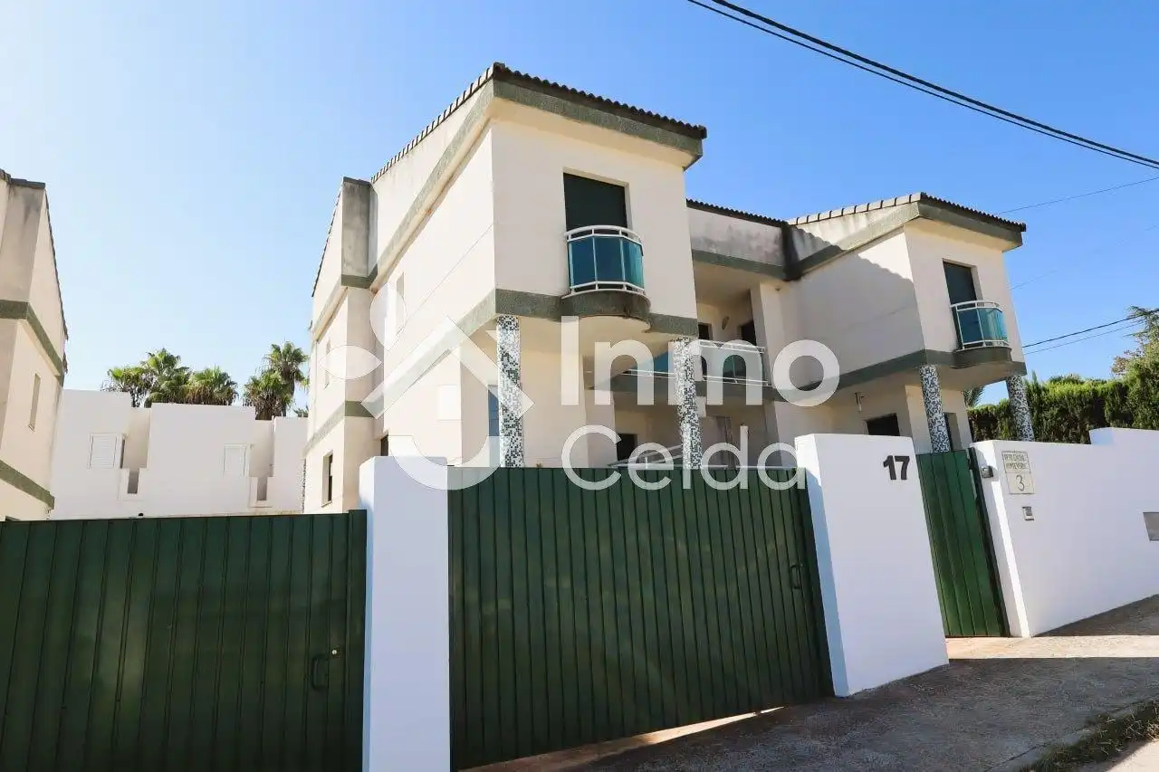 Vista exterior de Casa adosada en venta en Chiva con Aire acondicionado, Calefacción y Terraza
