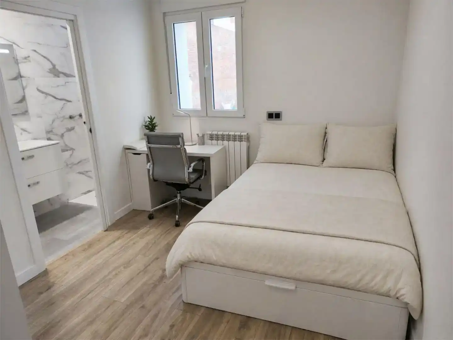 Dormitori de Apartament per a compartir en León Capital  amb Jardí privat, Parquet i Traster