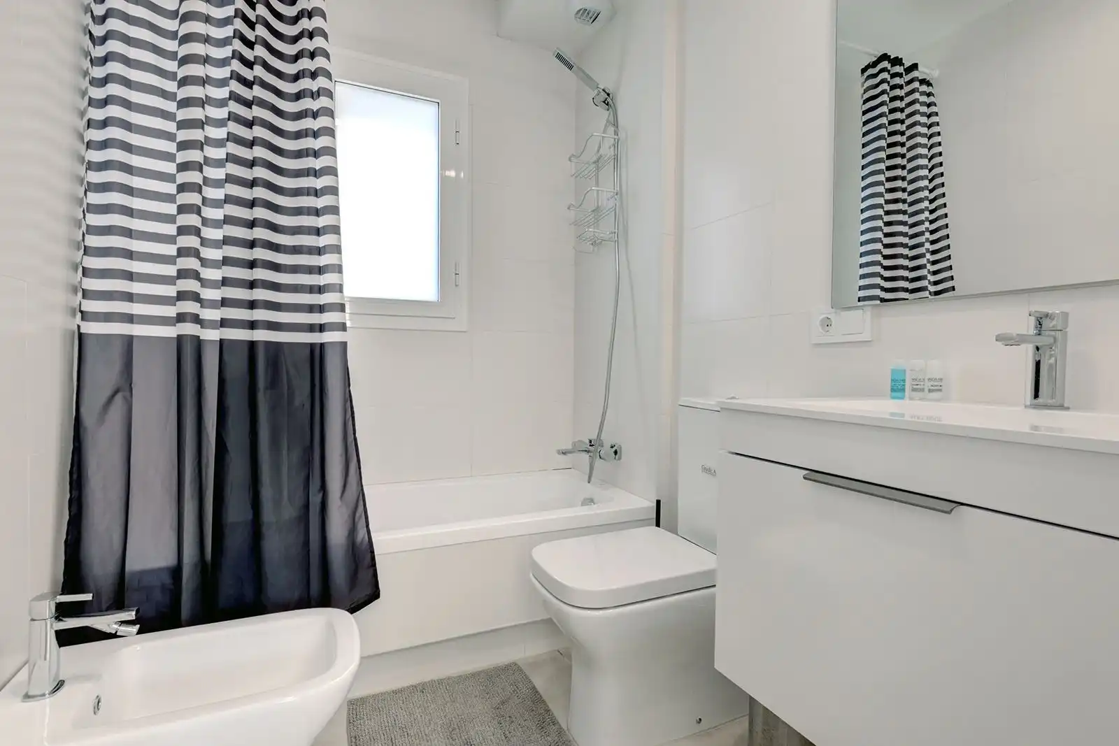 Bany de Apartament de lloguer en Estepona amb Aire condicionat, Terrassa i Piscina