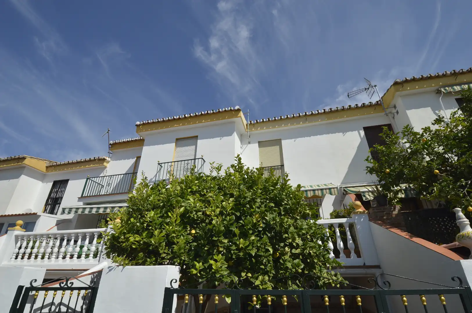 Vista exterior de Casa adosada de alquiler en Benalmádena con Aire acondicionado, Terraza y Trastero