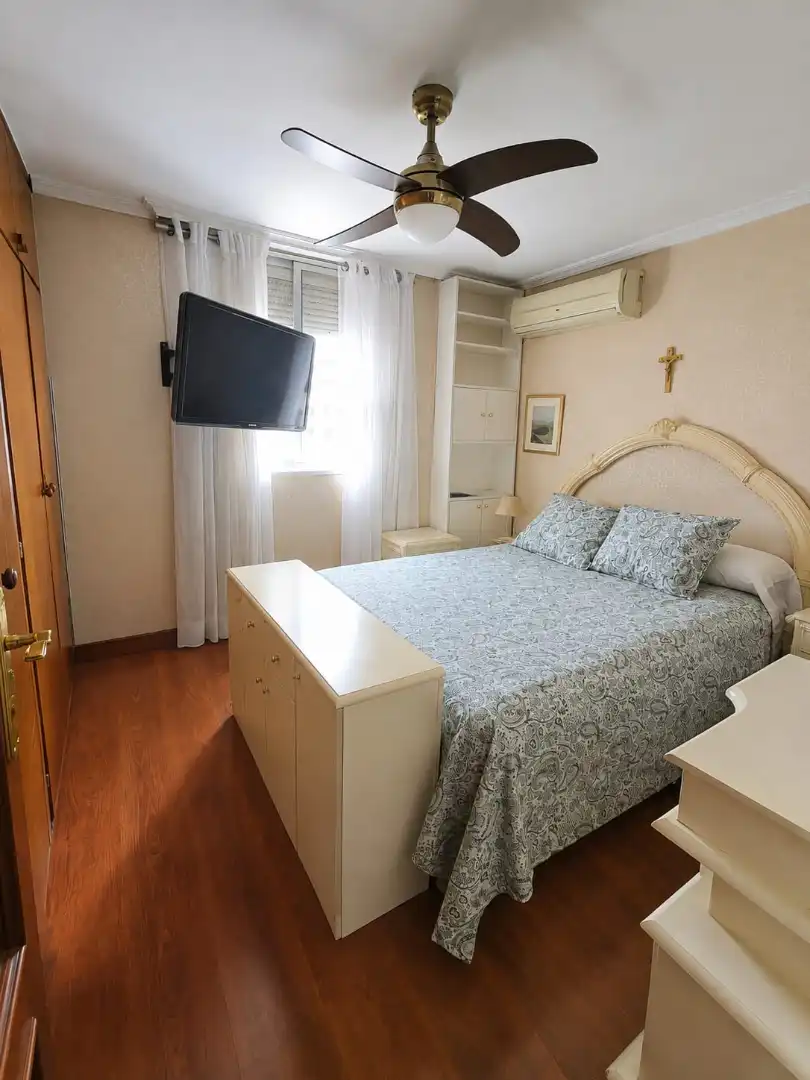 Schlafzimmer von Wohnung zur Miete in Madrid mit Klimaanlage, Heizung und Möbliert