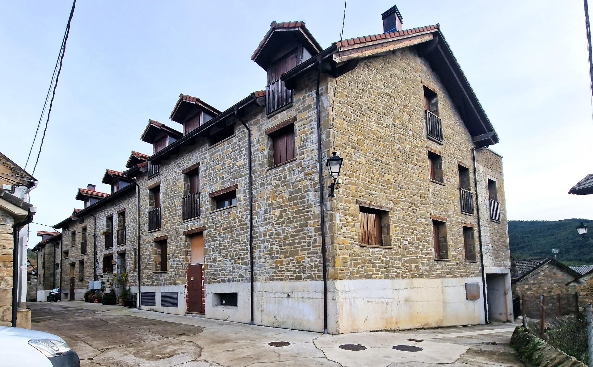 Exterior view of Building for sale in Aisa