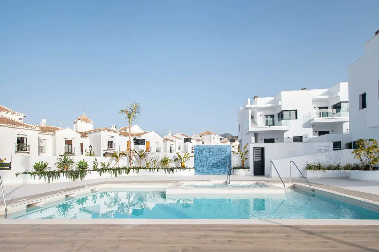 Vista exterior de Casa adosada en venta en Nerja con Aire acondicionado, Calefacción y Terraza