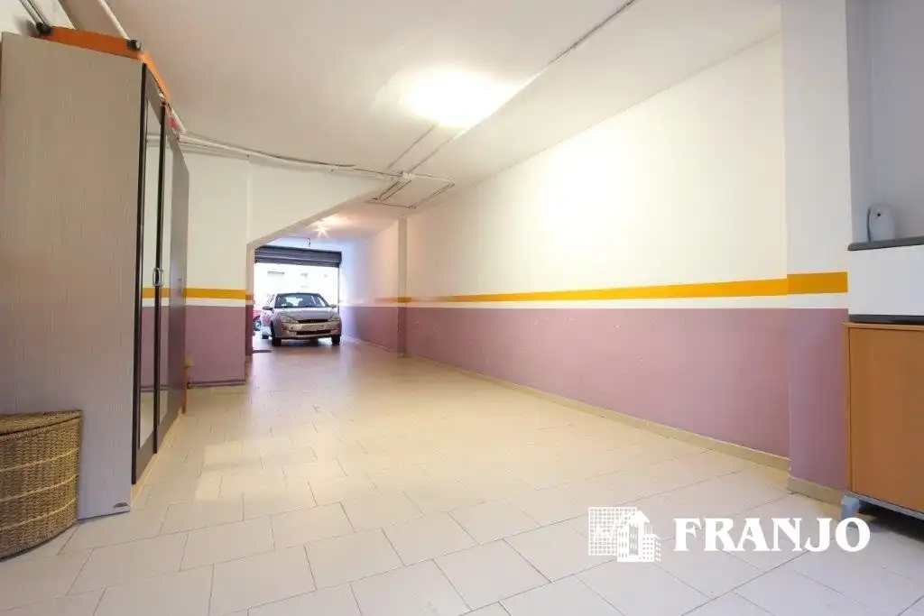 Parking de Casa adosada en venta en Sabadell con Aire acondicionado, Calefacción y Jardín privado