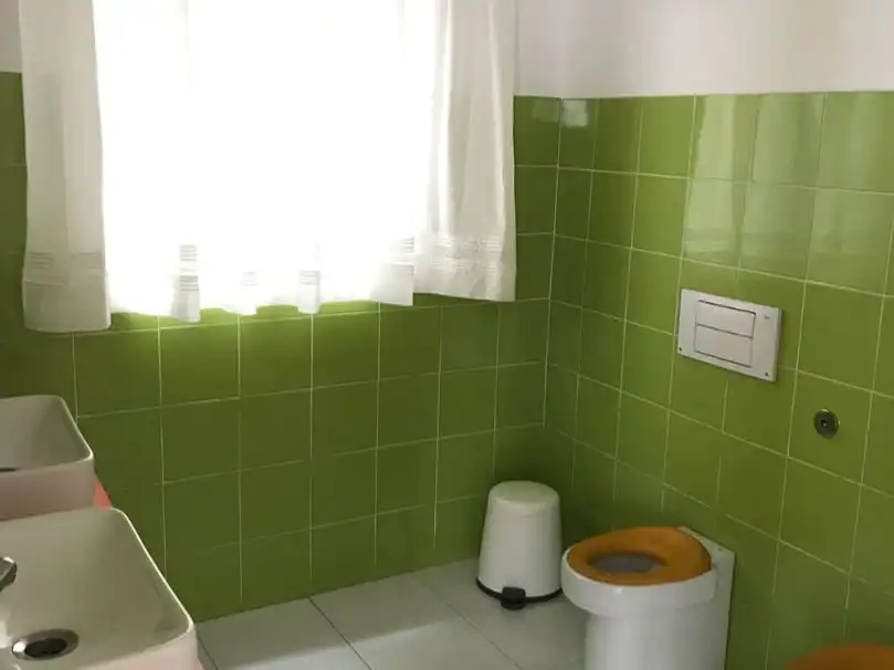 Badezimmer von Geschaftsraum zur Miete in Vilagarcía de Arousa mit Klimaanlage, Heizung und Parkett