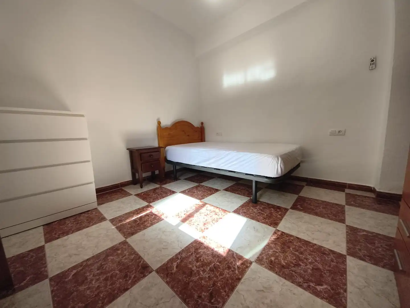 Habitación de Piso de alquiler en Granada con Terraza y Amueblado