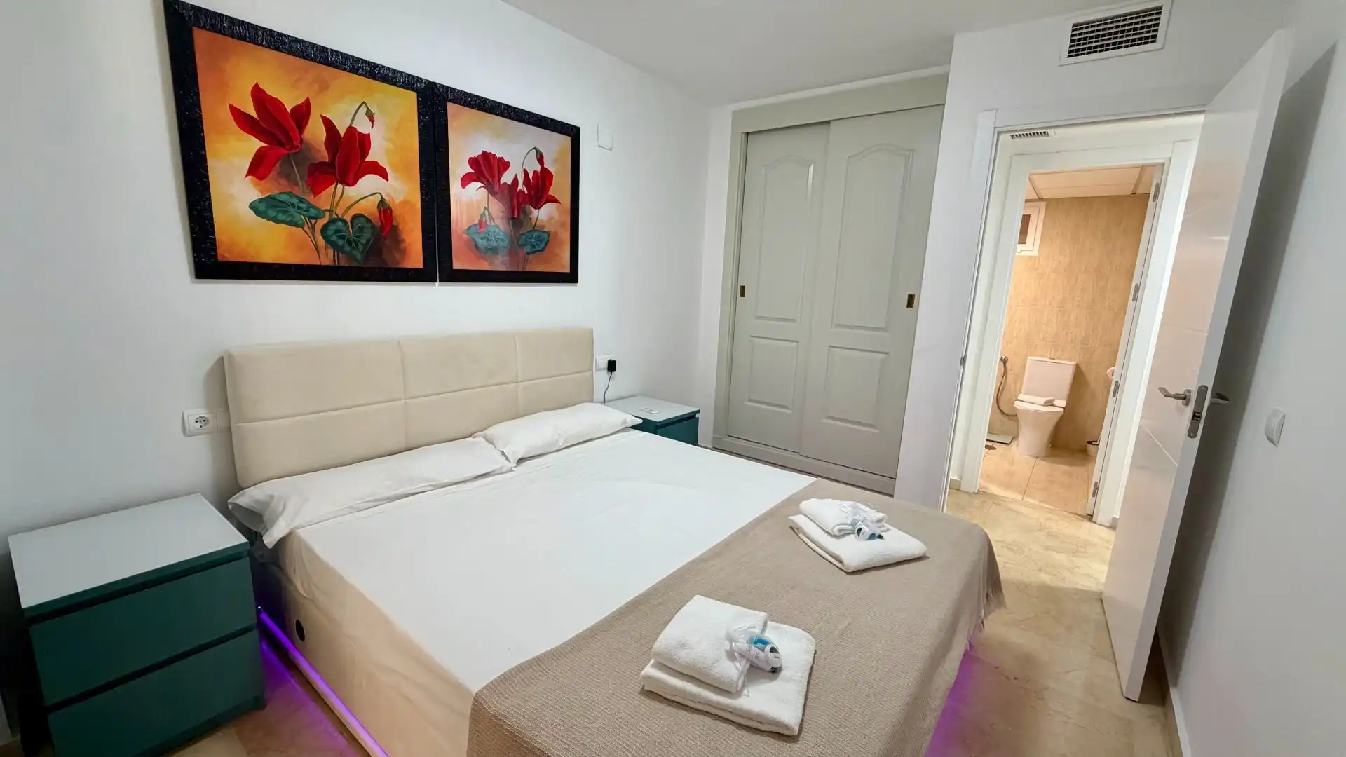 Habitación de Apartamento de alquiler en Benalmádena con Aire acondicionado, Calefacción y Terraza