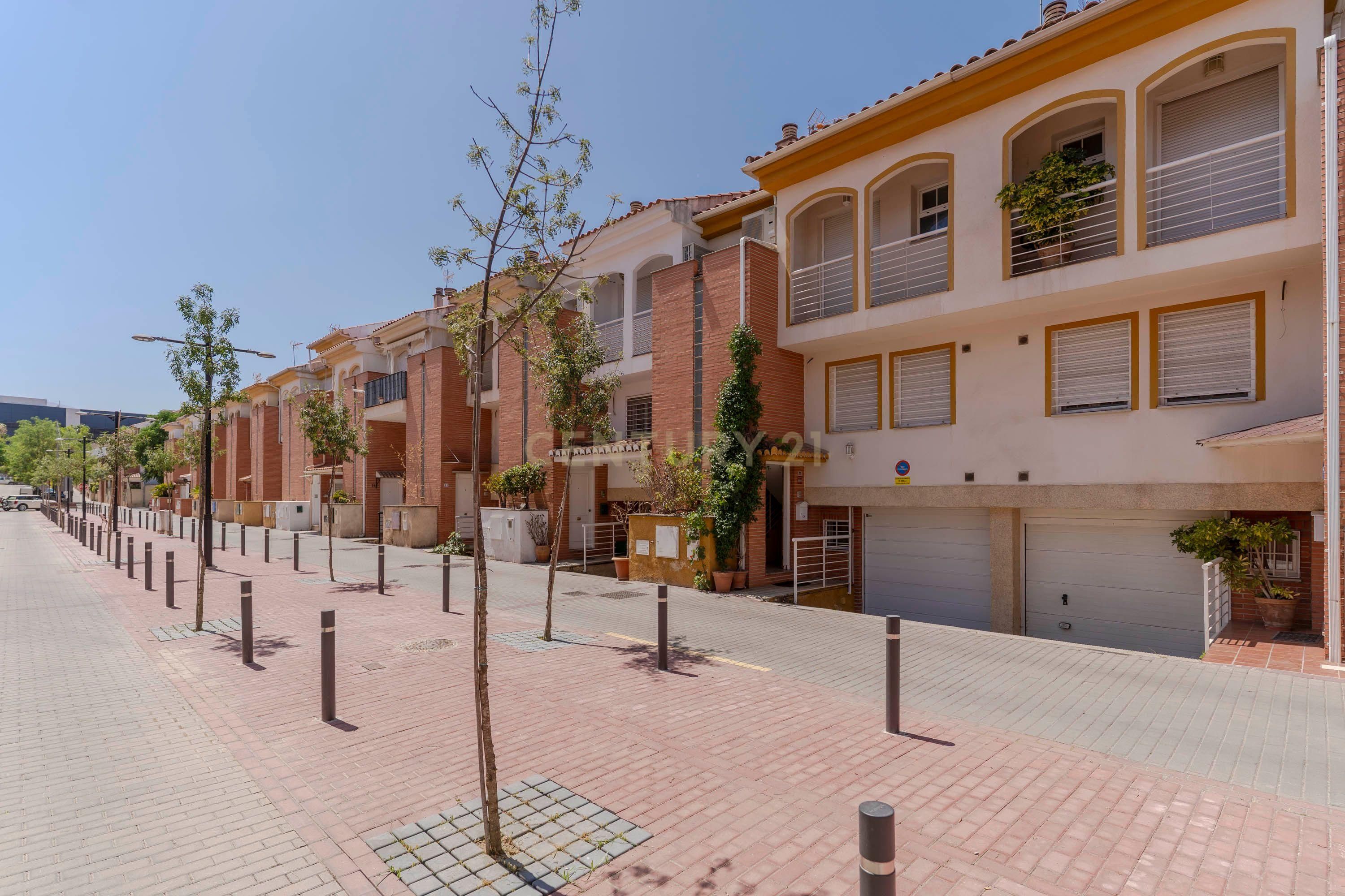Vista exterior de Casa adosada en venda en Armilla amb Aire condicionat, Traster i Balcó