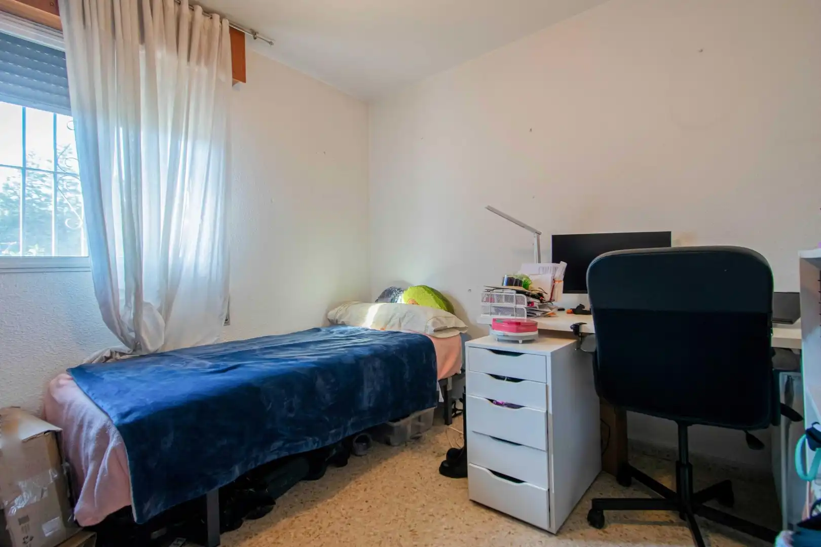 Dormitori de Casa adosada en venda en Sevilla amb Aire condicionat, Calefacció i Jardí privat