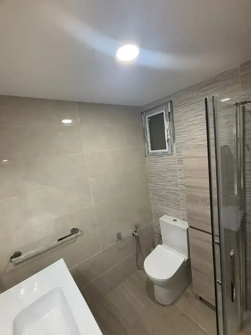 Bathroom of Flat for rent in Vigo   with Private garden, Parquet flooring and Storage room