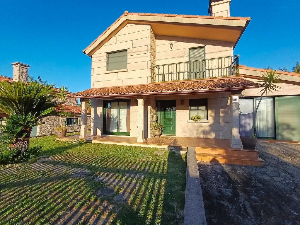 Vista exterior de Casa o xalet en venda en Ponteareas amb Calefacció, Jardí privat i Terrassa