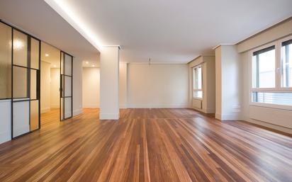 Sala d'estar de Apartament en venda en Bilbao  amb Aire condicionat, Calefacció i Balcó