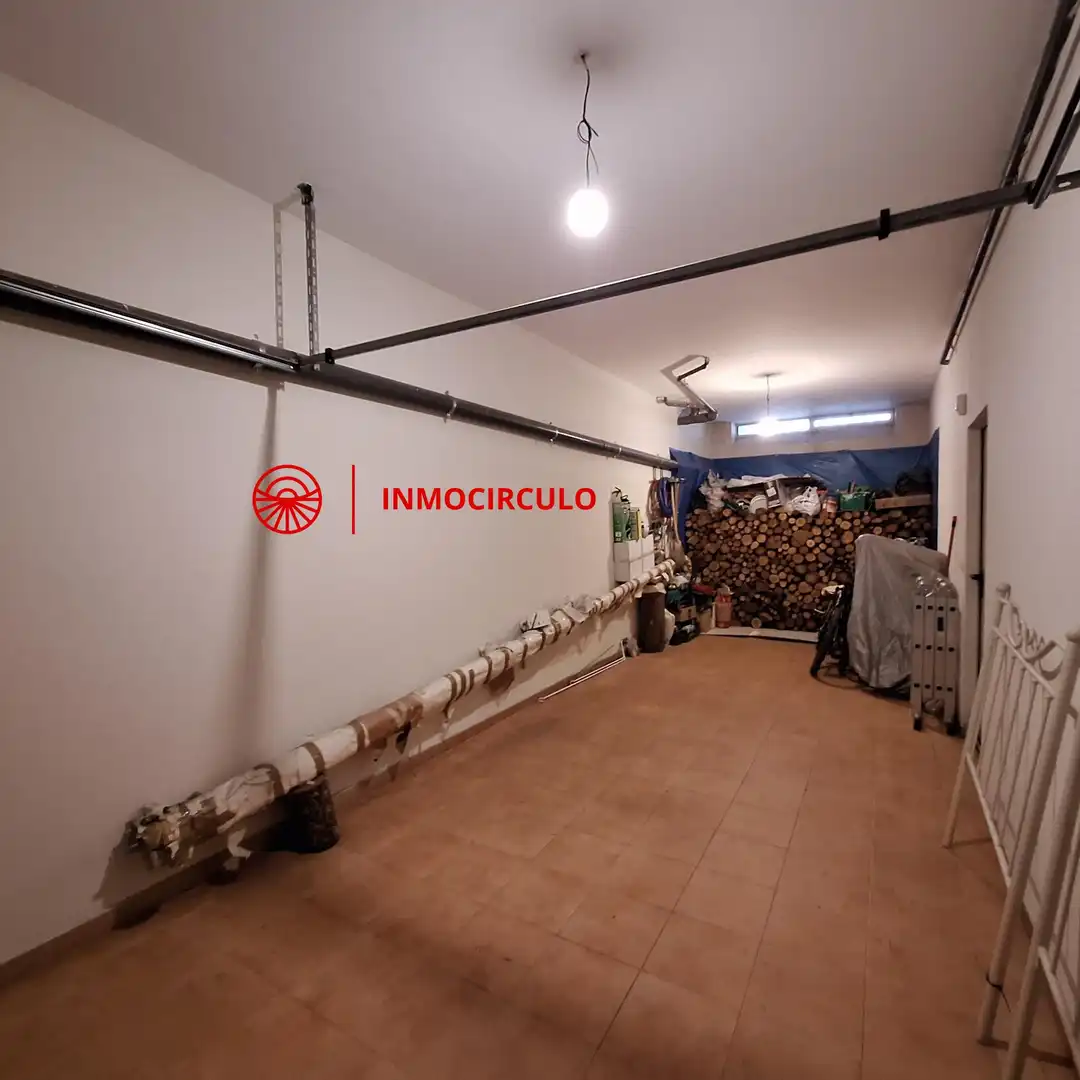 Casa adosada en venda en Burgos amb Jardí privat, Terrassa i Traster