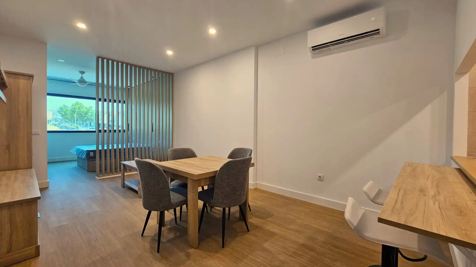 Comedor de Apartamento de alquiler en Espartinas con Aire acondicionado, Calefacción y Parquet
