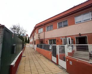 Vista exterior de Casa o xalet en venda en Santovenia de Pisuerga amb Aire condicionat i Terrassa