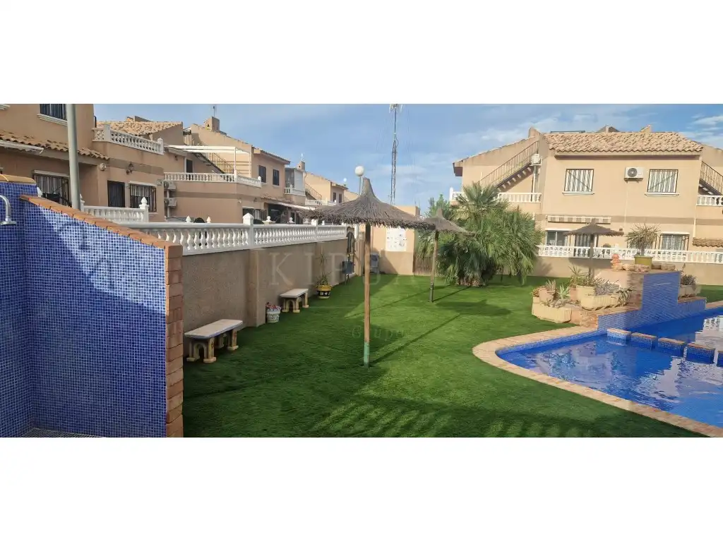 Casa pareada con piscina en venta en Urbanizacion Pau 8, imagen 2
