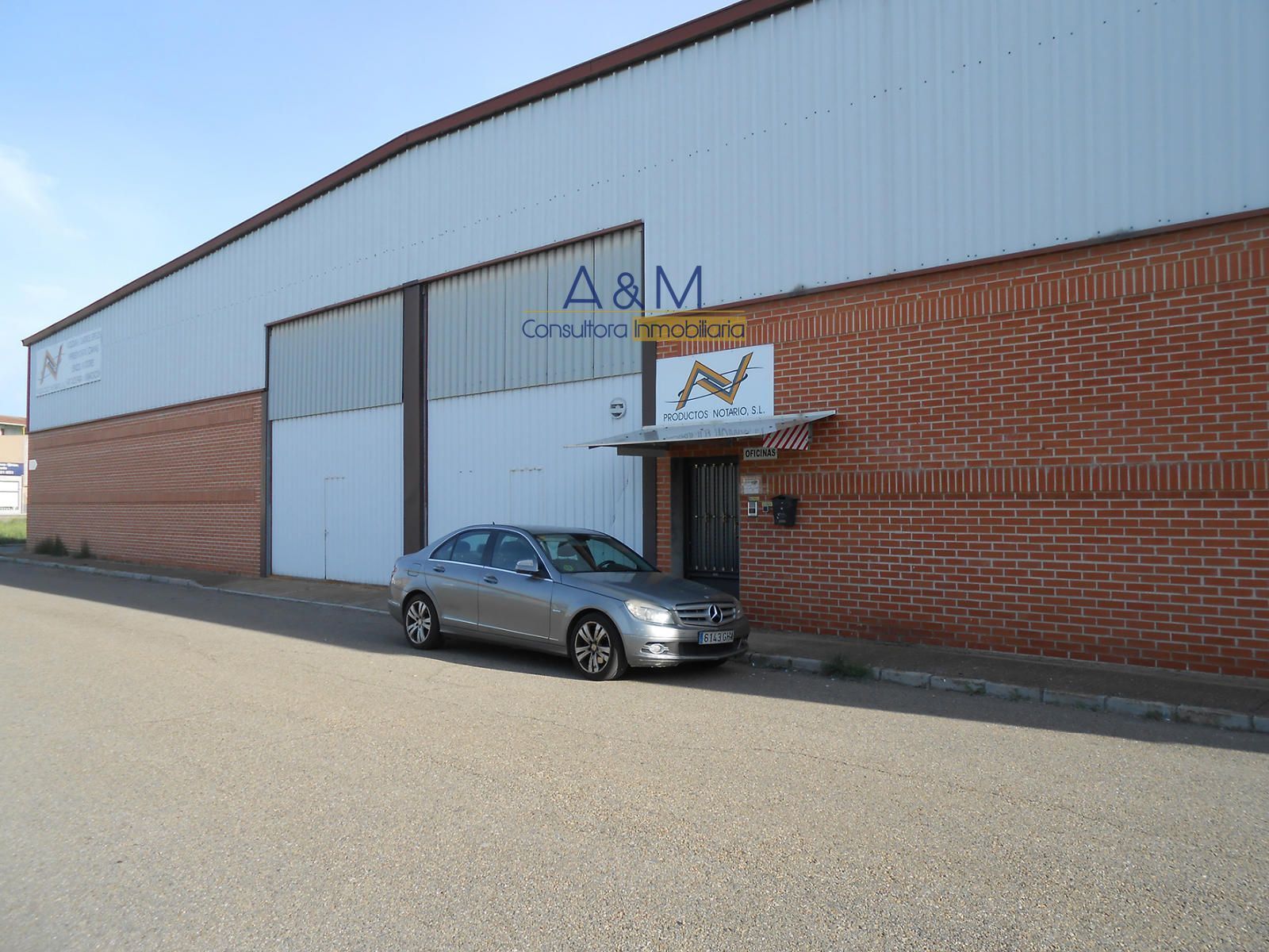 Vista exterior de Nau industrial en venda en La Bañeza  amb Calefacció
