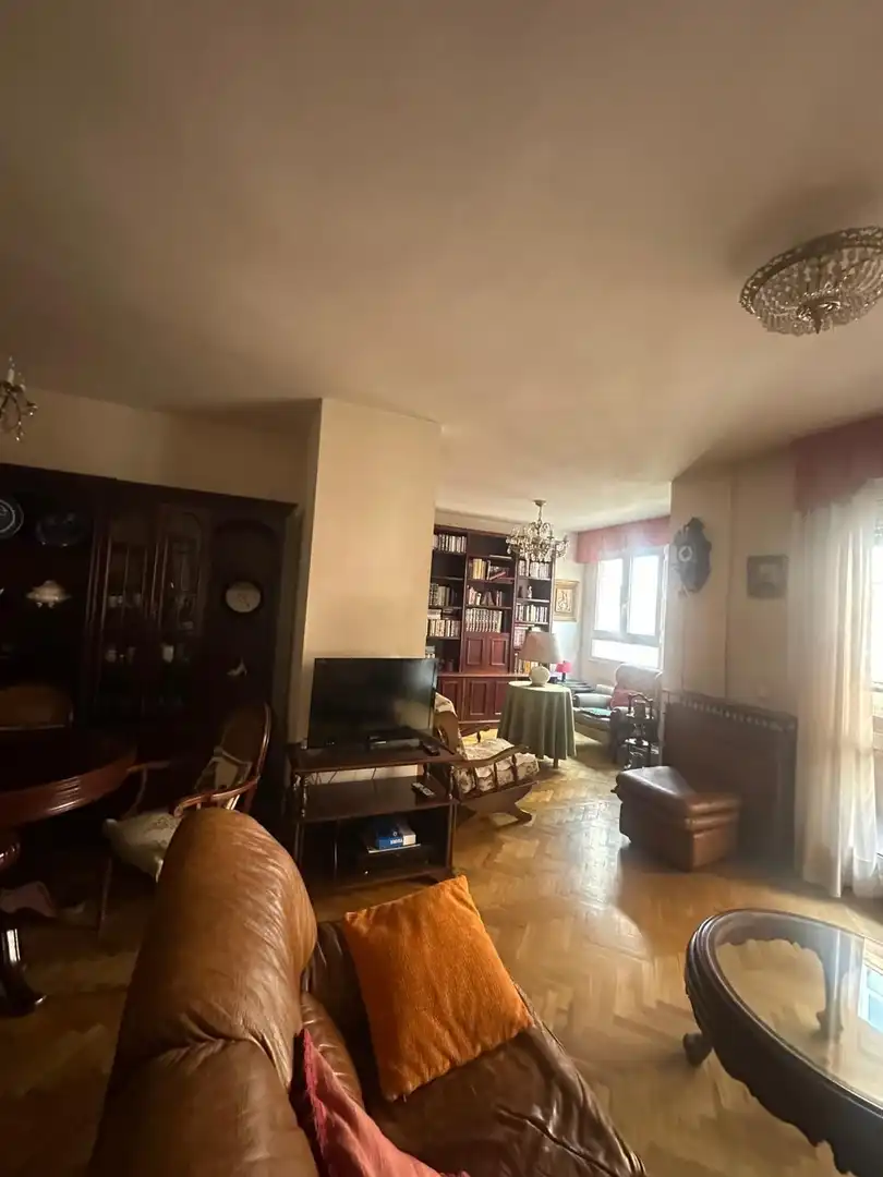 Sala de estar de Piso en venta en León Capital  con Calefacción, Terraza y TV