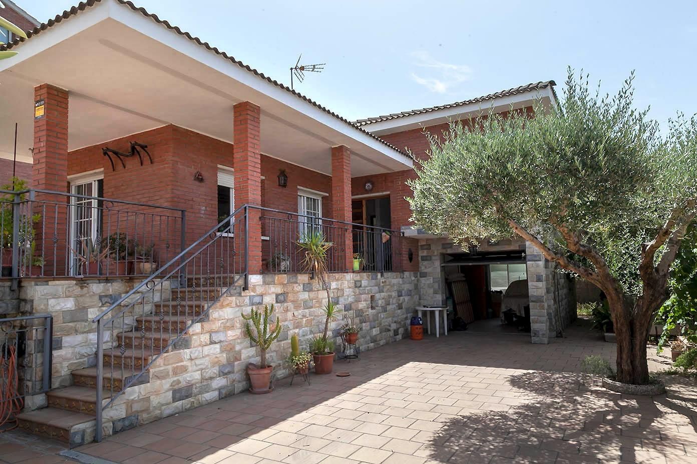Vista exterior de Casa o xalet en venda en Lliçà d'Amunt amb Aire condicionat, Calefacció i Jardí privat