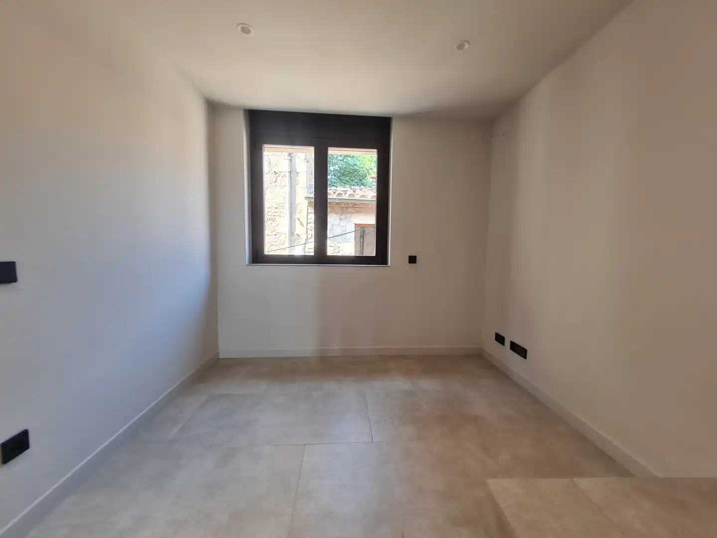 Schlafzimmer von Einfamilien-Reihenhaus zum Verkauf in Casserres mit Klimaanlage, Heizung und Privatgarten
