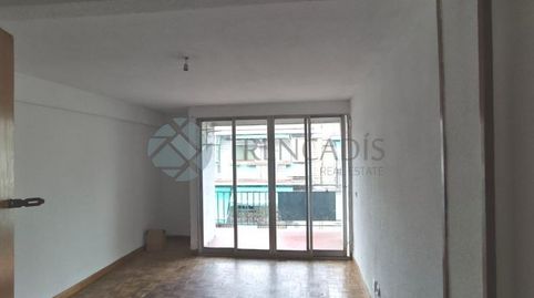 Piso de 3 dormitorios con terraza !  Bien ubicado !Vivienda de 71 m la venta en el barrio de San Fermín, Madrid.La vivienda está d