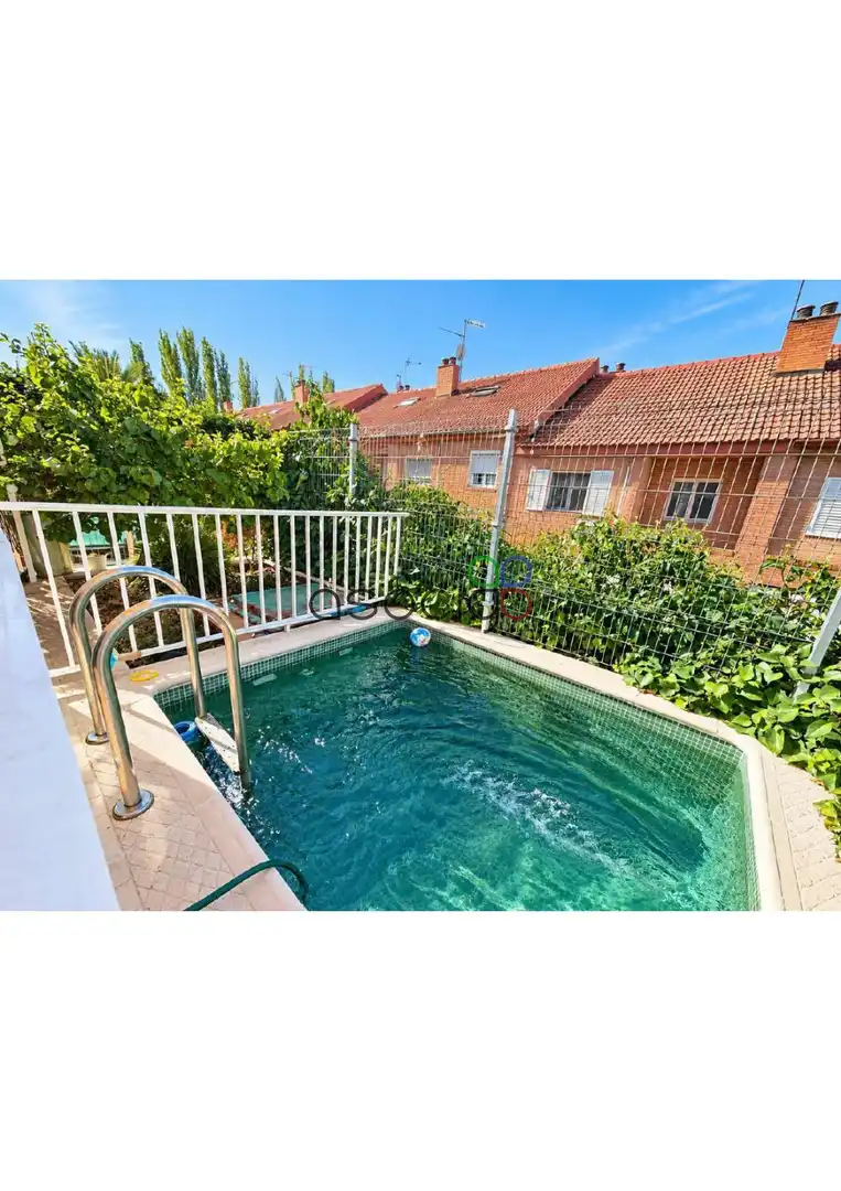 Casa a schiera con piscina in vendita a ADORATRICES