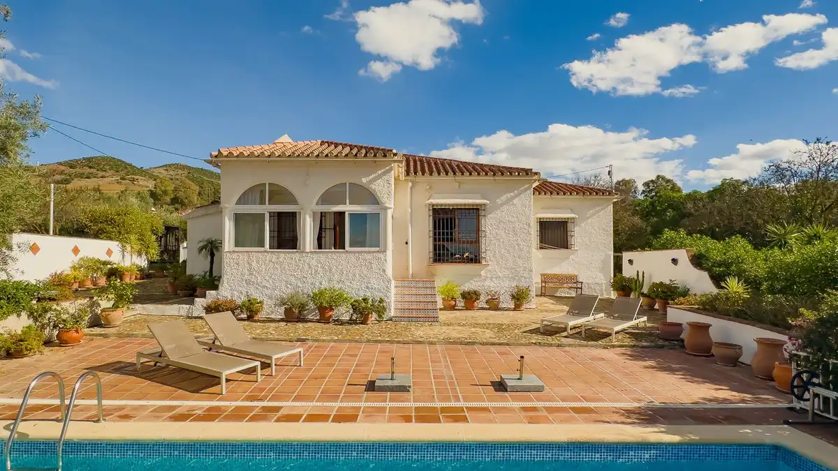 Vista exterior de Casa o xalet en venda en Almogía amb Aire condicionat, Jardí privat i Terrassa