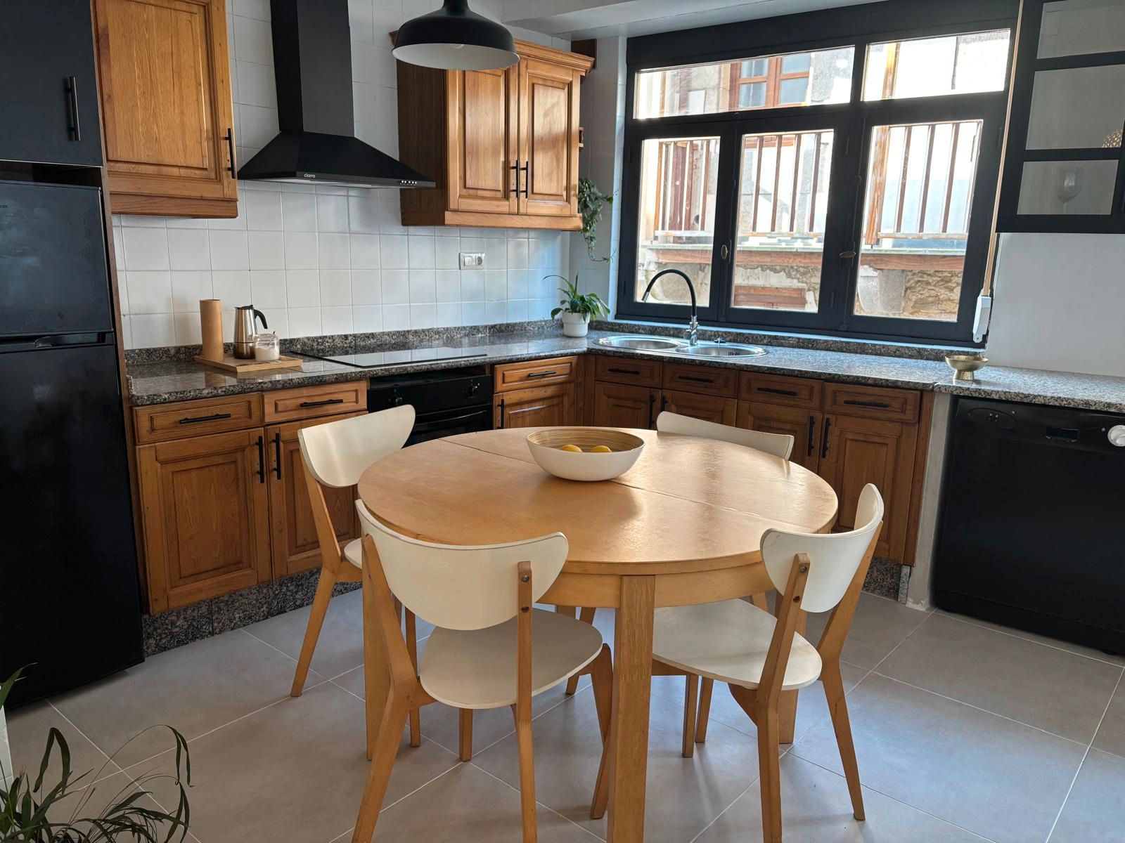 Cuina de Apartament en venda en Viveiro amb Calefacció, Traster i Moblat