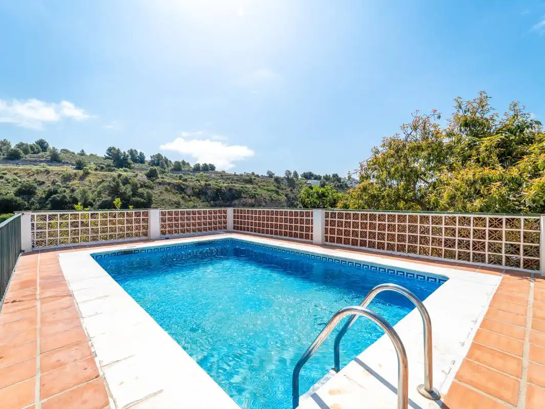 Piscina de Casa adosada en venta en Frigiliana con Aire acondicionado, Calefacción y Jardín privado