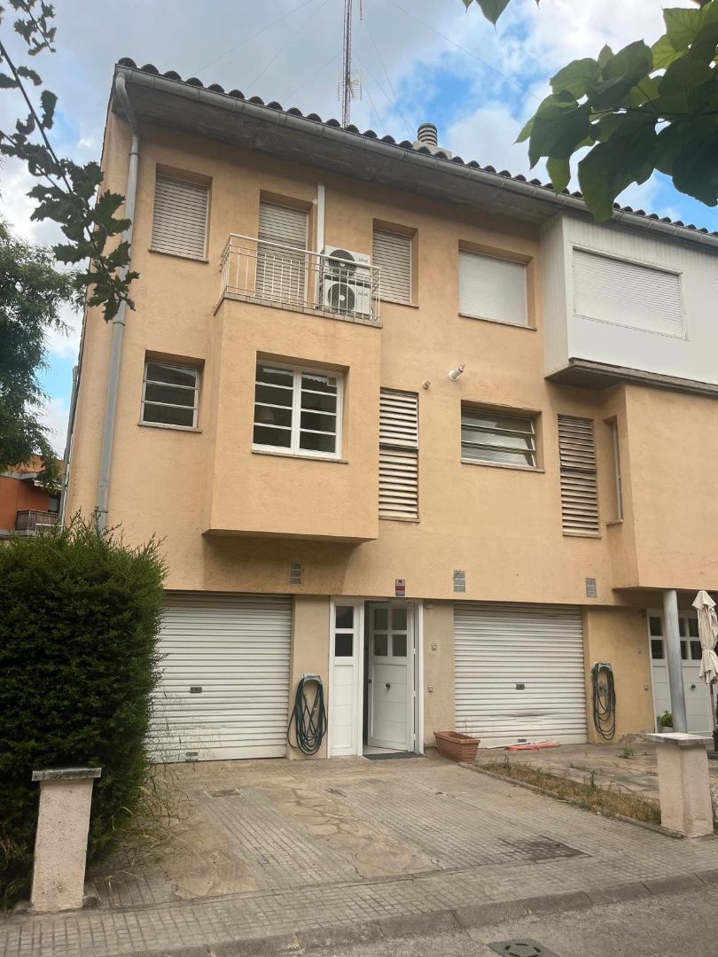 Exterior view of Single-family semi-detached to rent in Rubí  with Air Conditioner, Heating and Balcony