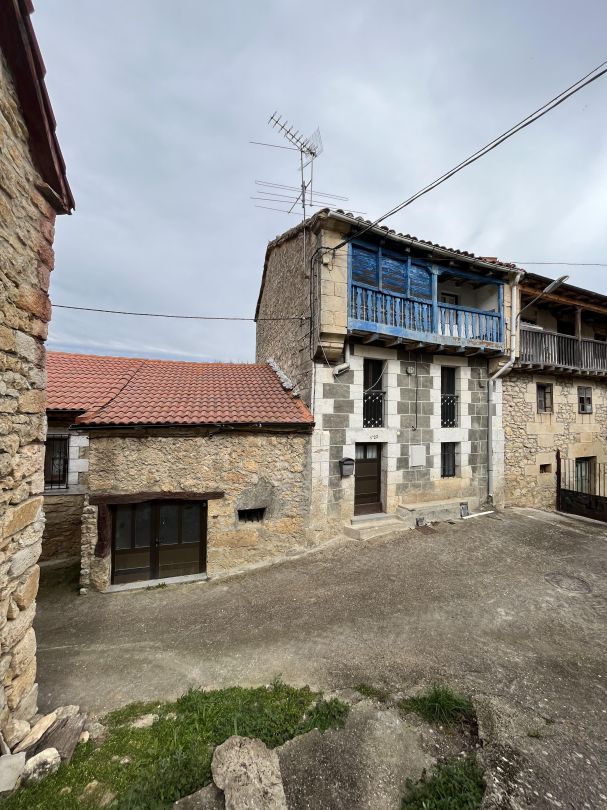 Vista exterior de Casa o xalet en venda en Valle de Manzanedo amb Jardí privat
