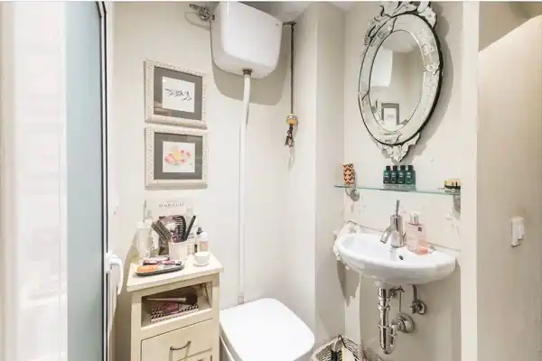 Badezimmer von Erdgeschoss zum Verkauf in Barcelona mit Klimaanlage, Heizung und Parkett