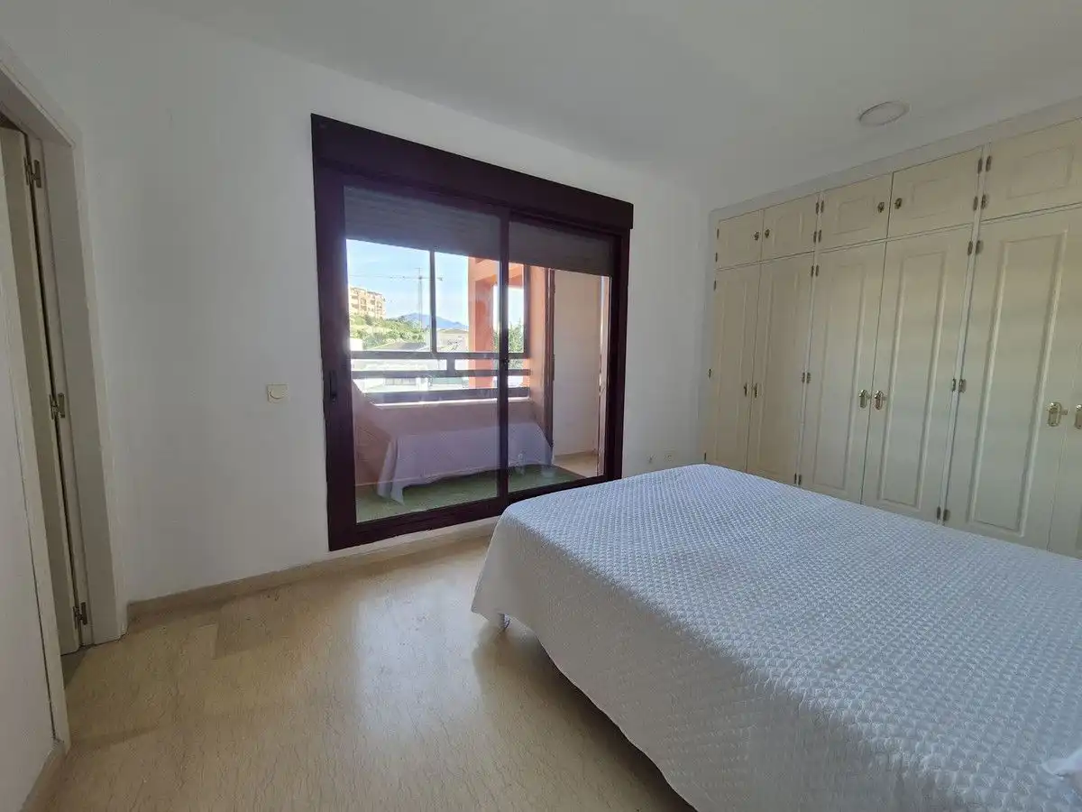 Schlafzimmer von Dachboden zum Verkauf in Manilva mit Klimaanlage, Heizung und Terrasse