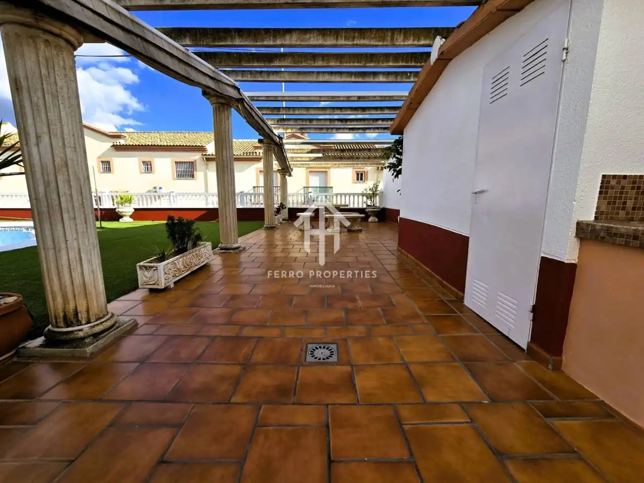 Vista exterior de Casa o xalet en venda en Loja amb Jardí privat, Terrassa i Piscina